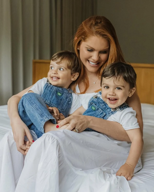 Bárbara Evans e filhos por Reprodução/Instagram @bucosta