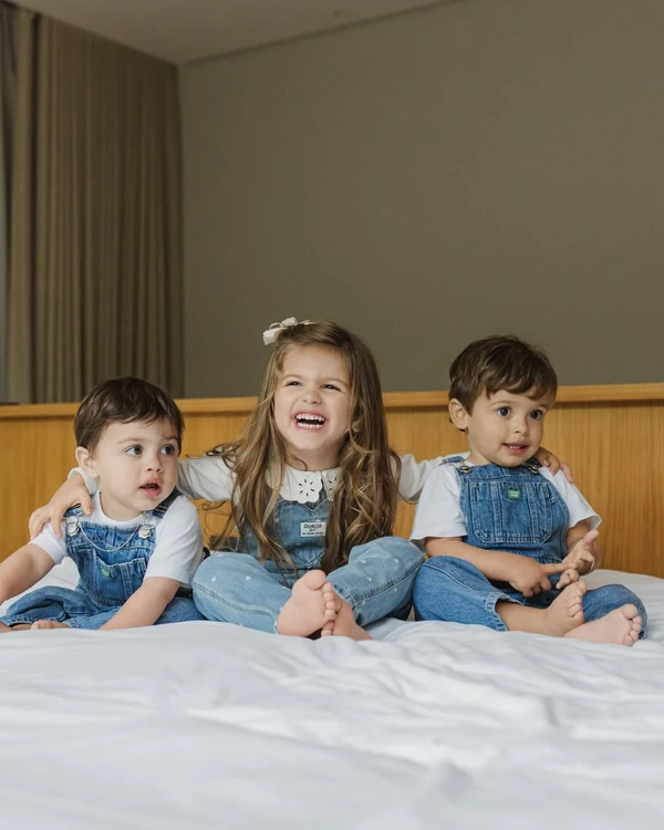 Bárbara Evans e filhos por Reprodução/Instagram @bucosta