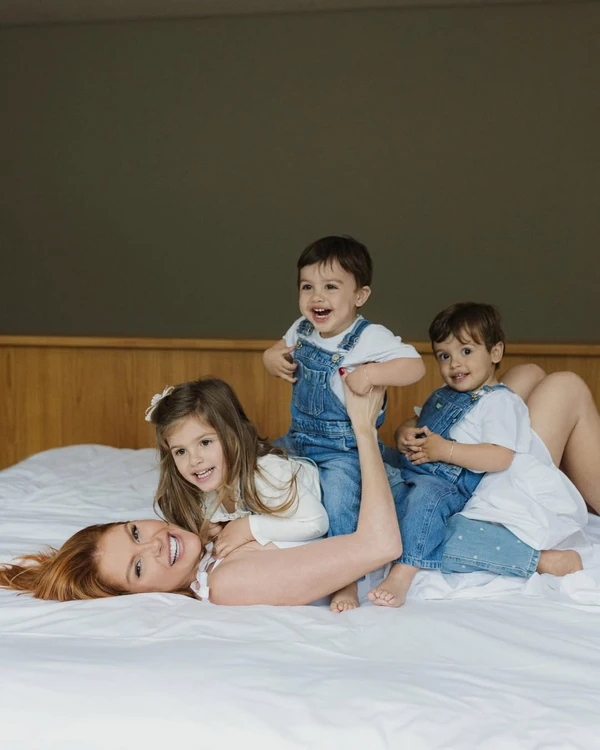 Bárbara Evans e filhos por Reprodução/Instagram @bucosta