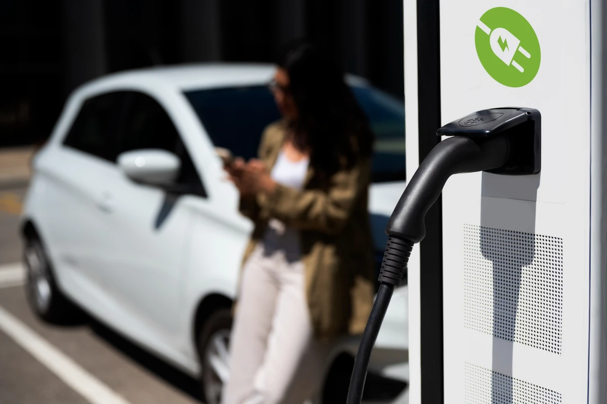 Carregamento de carros elétricos por Reprodução