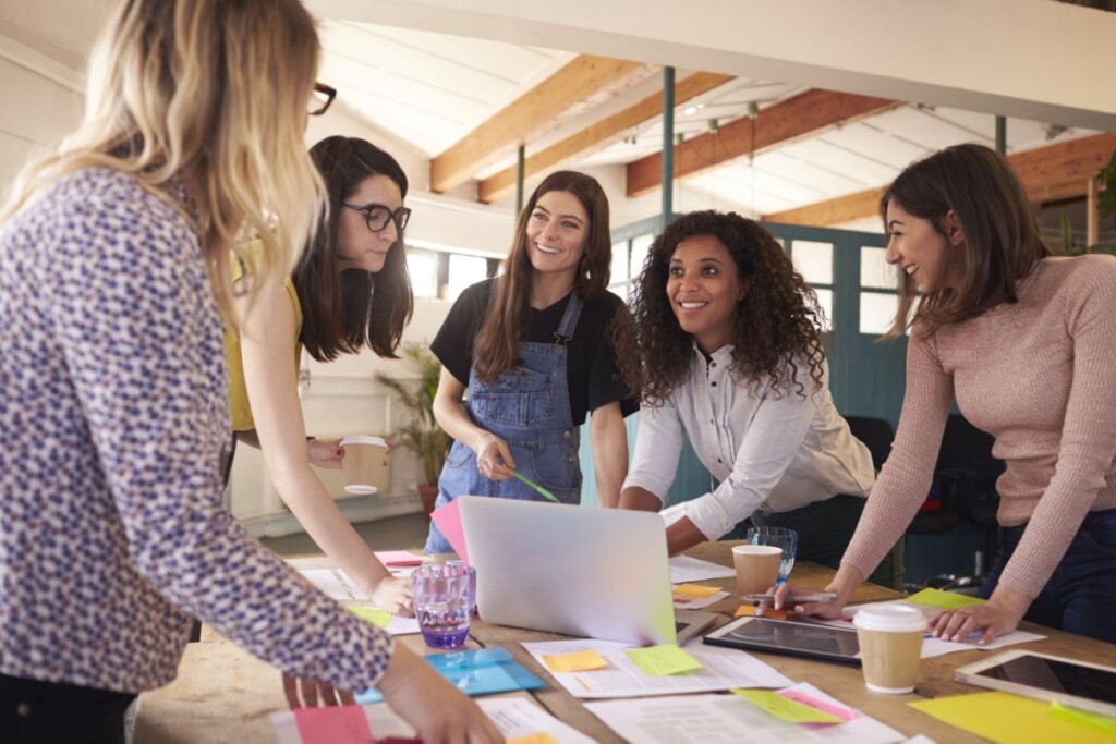 Ter uma rede de apoio composta por mulheres que já passaram pelo mesmo caminho poupa tempo, dinheiro e frustração (Imagem: Monkey Business Images | Shutterstock)