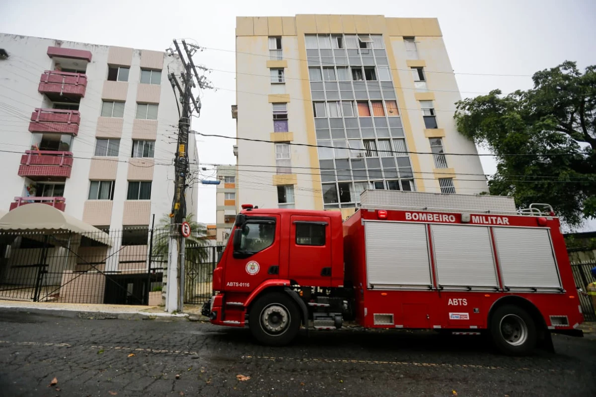 Incêndio no condomínio Morro das Pedras  por Arisson Marinho/CORREIO
