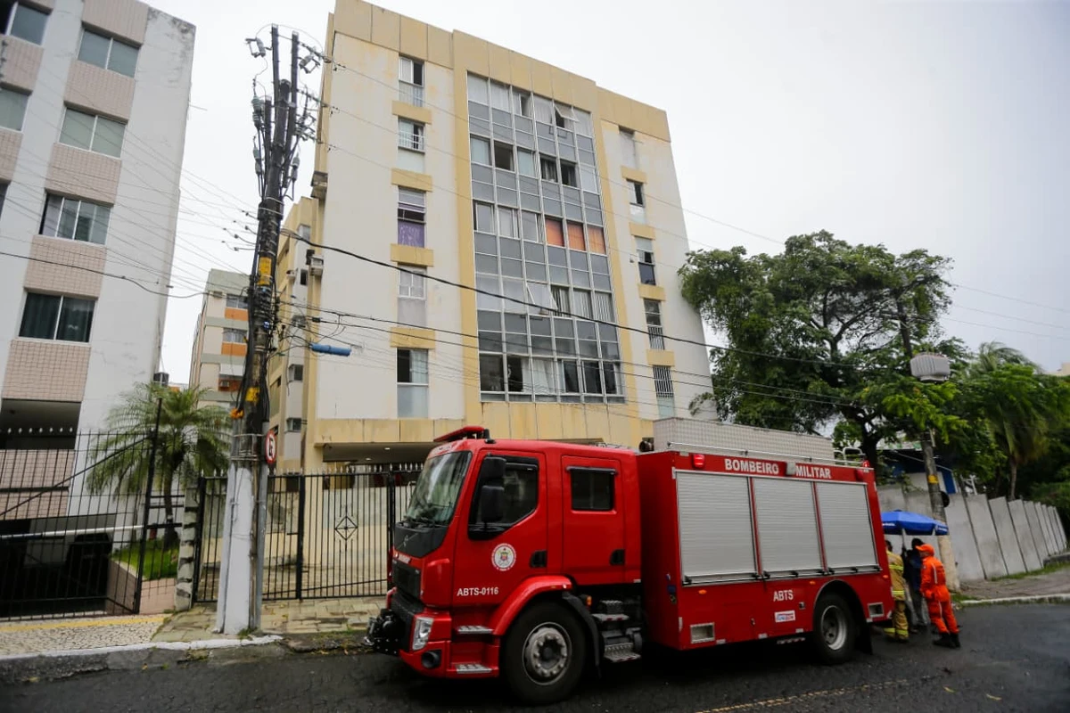 Incêndio no condomínio Morro das Pedras  por Arisson Marinho/CORREIO