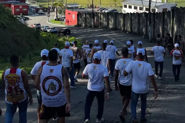 Membros da organizada entre no CT do VIitória