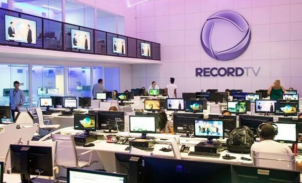 Peça misteriosa apareceu em banheiro da emissora por Reprodução | Record