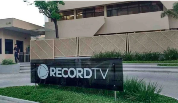 Peça misteriosa apareceu em banheiro da emissora por Reprodução | Record