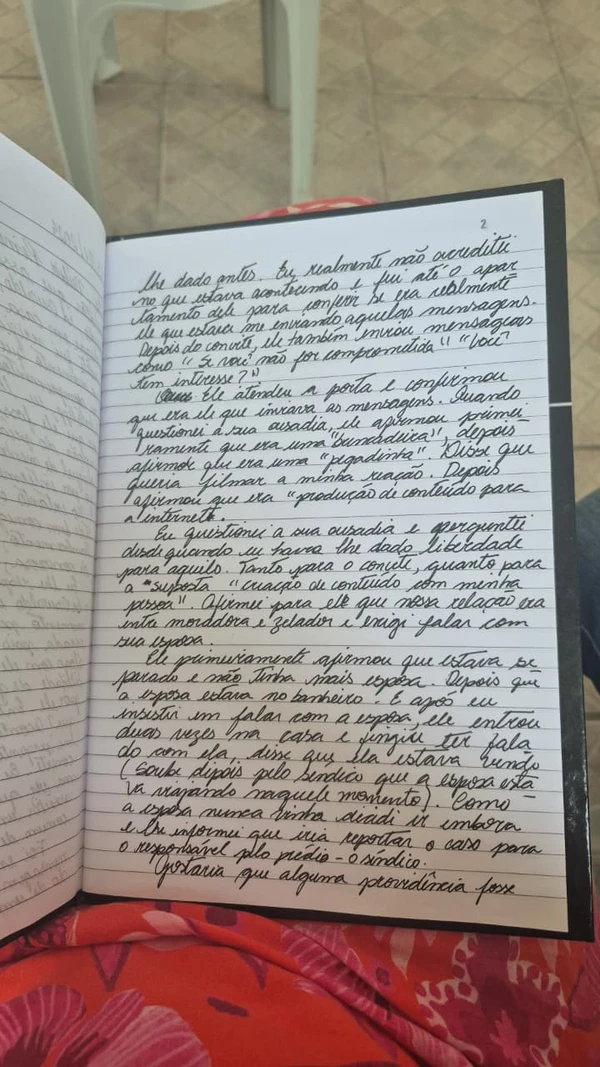 Professora relata assédio em livro de ocorrências do condomínio por Reprodução