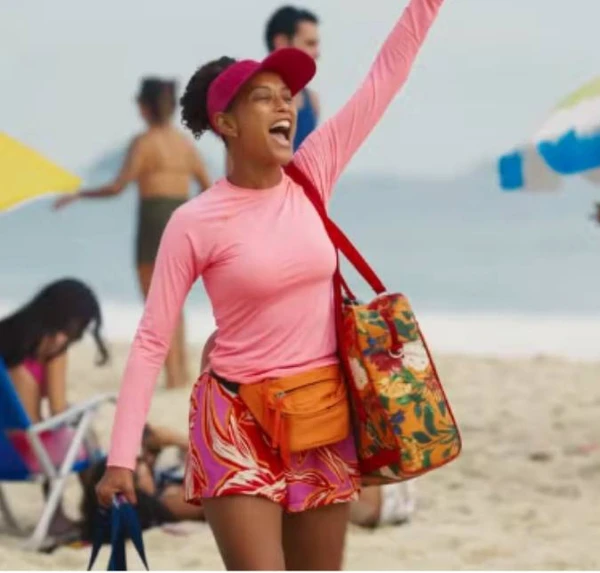 Raquel volta a vender sanduíche na praia por Reprodução/TV Globo