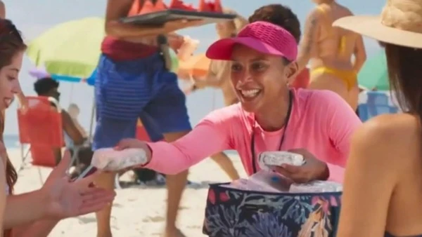 Raquel volta a vender sanduíche na praia por Reprodução/TV Globo