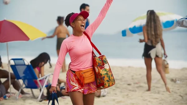 Raquel volta a vender sanduíche na praia por Reprodução/TV Globo