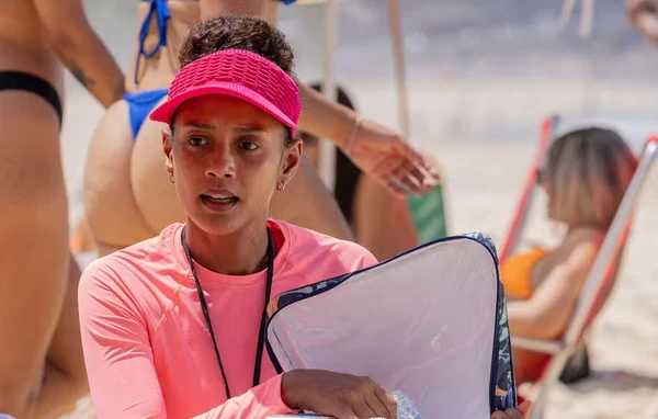 Raquel volta a vender sanduíche na praia por Reprodução/TV Globo