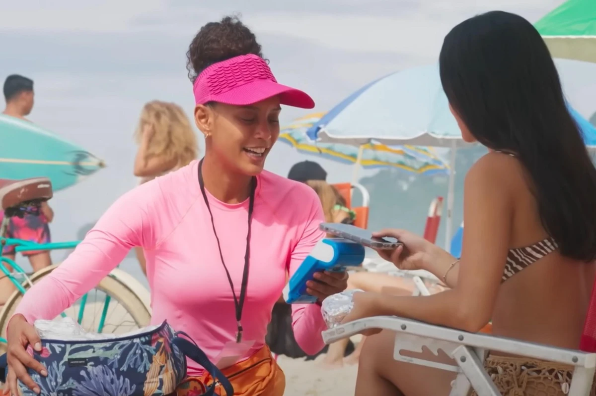 Raquel volta a vender sanduíche na praia por Reprodução/TV Globo