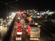 Imagem - Motorista de caminhão morre após batida na BR-324 e acaba embaixo de carga de soja