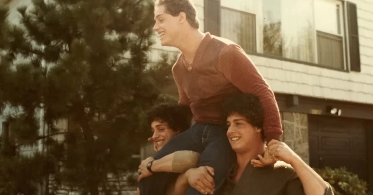 A felicidade foi abalada quando descobriram que sua separação não foi acidental por Reprodução/Three Identical Strangers