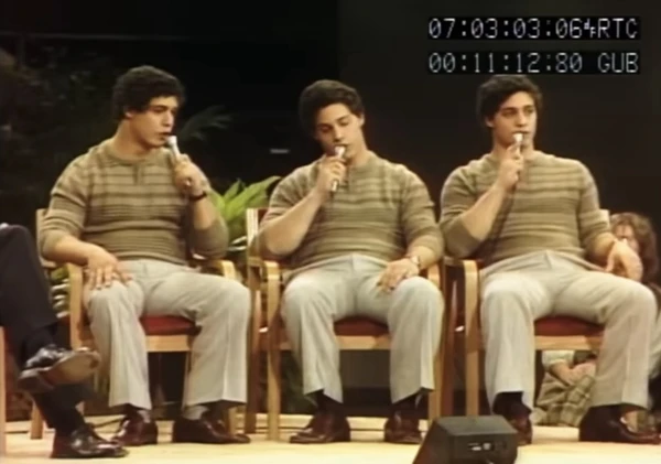 A reunião dos trigêmeos foi um fenômeno midiático na década de 1980, com aparições em programas de TV e até em um filme de Madonna por Reprodução/Three Identical Strangers