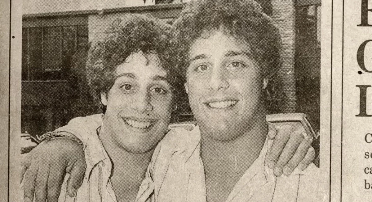 Aos 19 anos, quando foi para a universidade, Robert descobriu a existência de Eddy por Reprodução/Three Identical Strangers