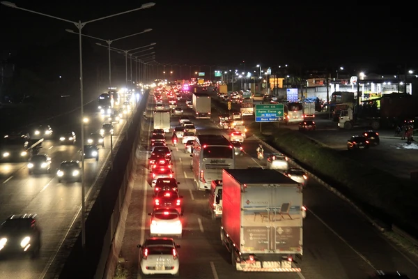 BR-324, à noite, sentido Salvador