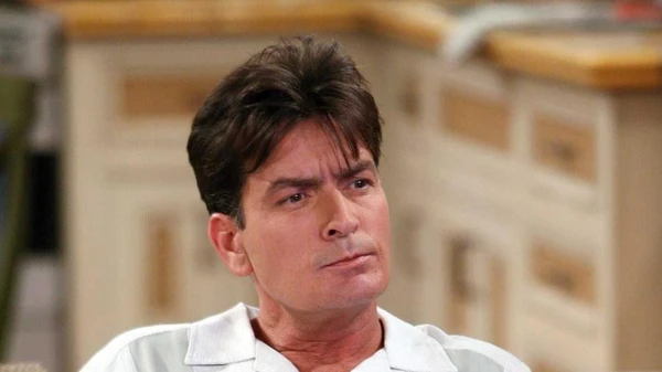 Charlie Sheen - Preso em 2009 por violência doméstica por Reprodução