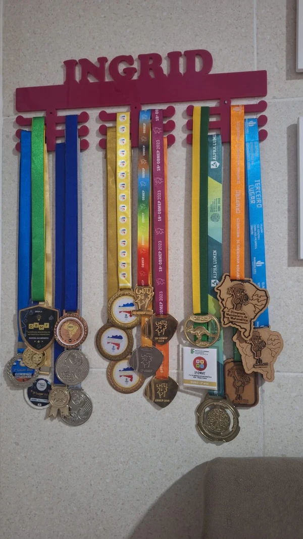 Coleção de medalhas que Ingrid tinha em Vitória da Conquista