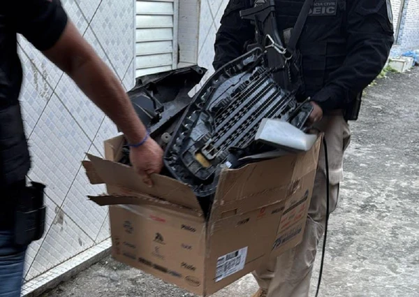 Com os suspeitos foram localizadas drogas por Divulgação/ Ascom PCBA