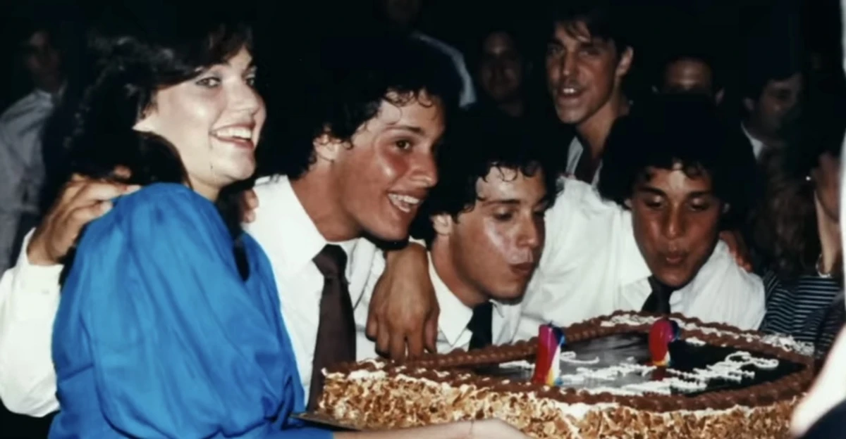 David, ao ver a foto dos dois irmãos em um jornal, percebeu que ele também fazia parte daquela história  por Reprodução/Three Identical Strangers