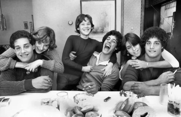 David, Bobby e Eddie (na foto com seus irmãs e irmãos adotados) foram colocados em famílias de diferentes  por Reprodução/Getty Images via BBC