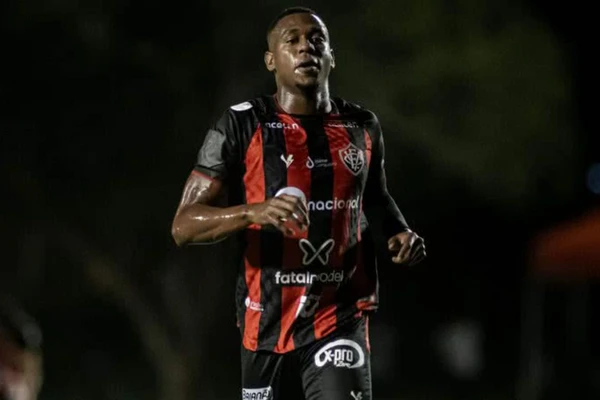 Dudu em ação pelo Vitória