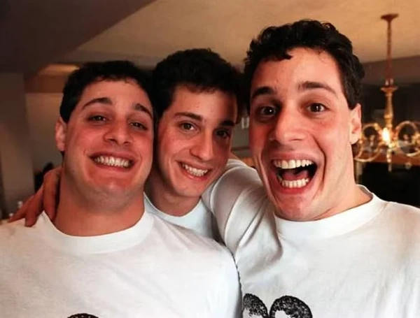 Eddie Galland, David Kellman e Bobby Shafran (da esquerda) inauguraram um restaurante juntos em Nova York em 1987, chamado Triplets (Trigêmeos) por Reprodução/Getty Images via BBC