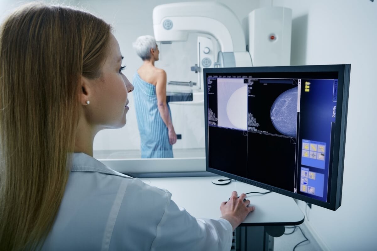 A mamografia é um exame fundamental para a saúde da mulher (Imagem: Peakstock | Shutterstock) 