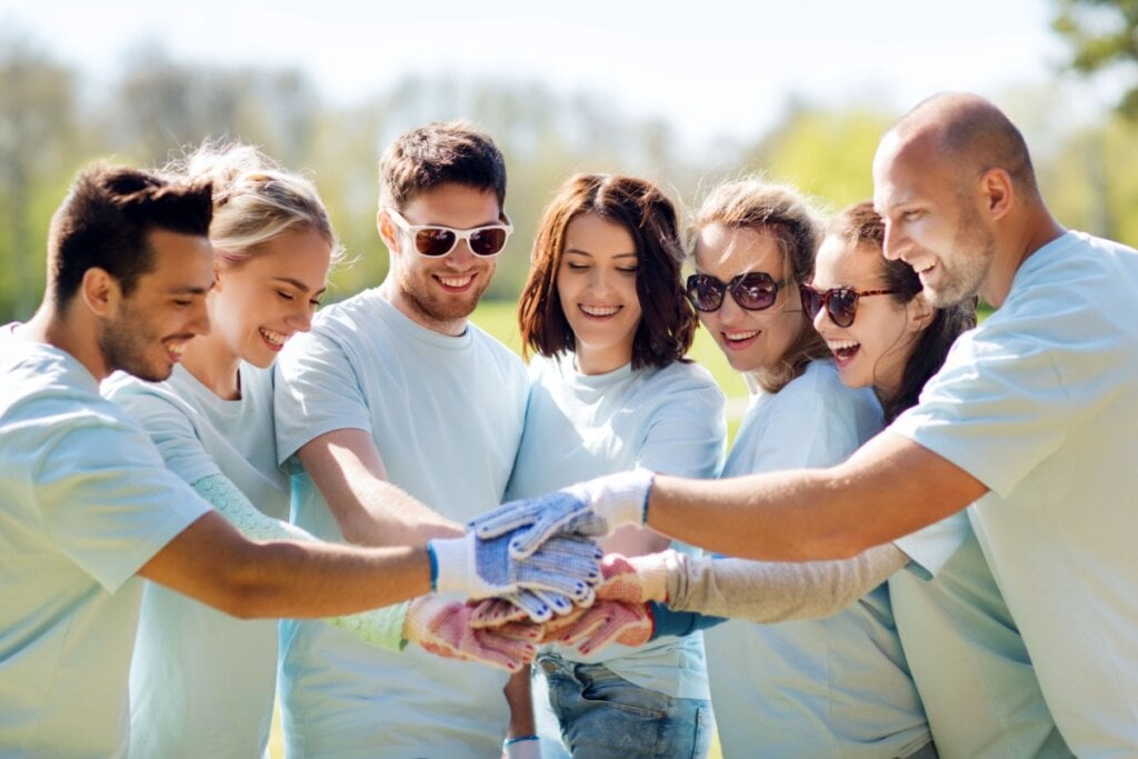 Colocar-se à disposição do outro nos torna seres humanos melhores (Imagem: Ground Picture | Shutterstock) 