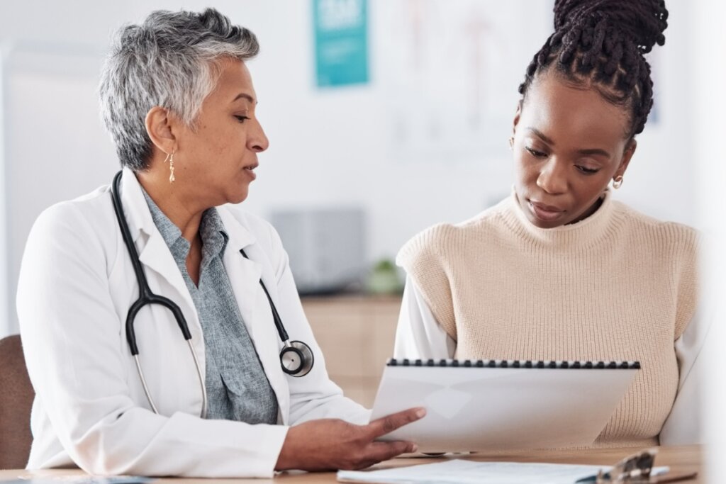 É importante levar exames mamários anteriores para comparação de possíveis mudanças (Imagem: PeopleImages.com – Yuri A | Shutterstock)