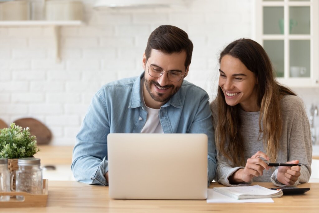 O ideal é pesquisar cotações em diferentes instituições (Imagem: fizkes | Shutterstock)