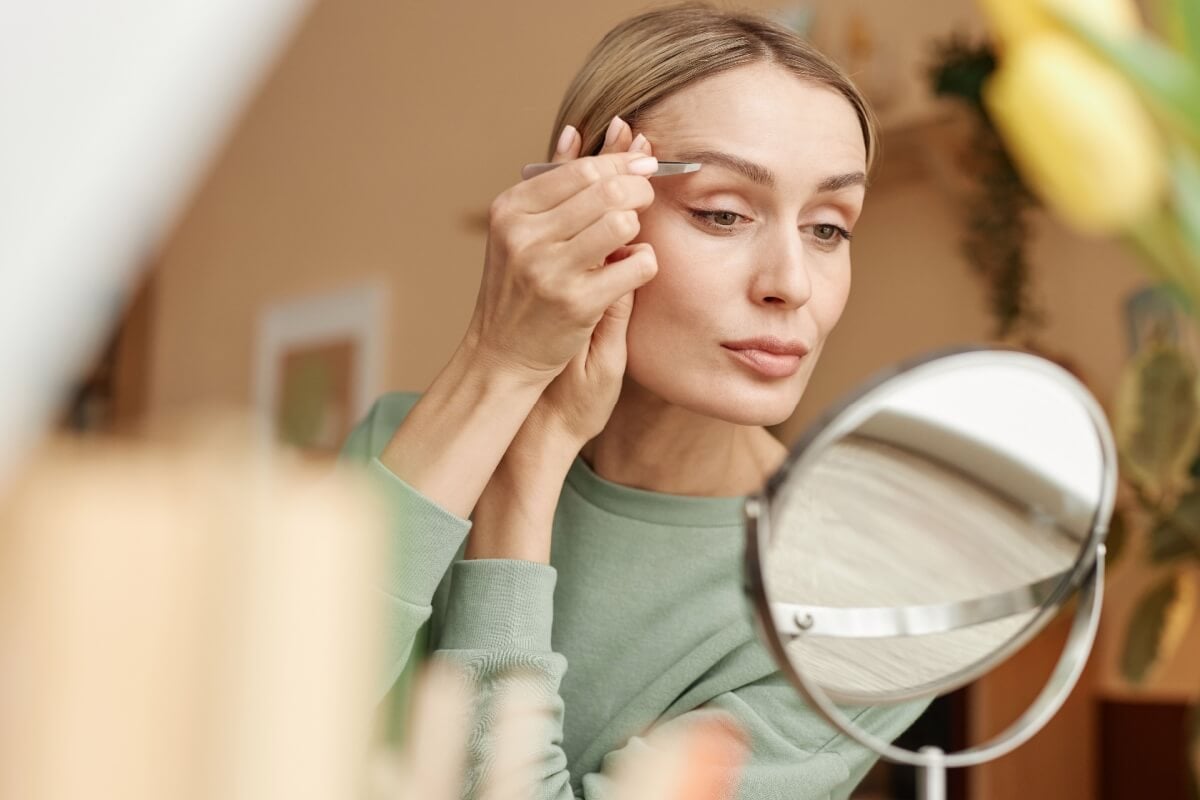 Para cuidar das sobrancelhas com segurança e precisão, é essencial contar com as ferramentas certas (Imagem: SeventyFour | Shutterstock)