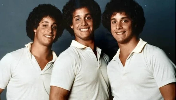 Eles faziam parte de um experimento social secreto conduzido por um psiquiatra que tinha o objetivo de estudar a influência da genética no desenvolvimento de crianças em diferentes ambientes socioeconômicos  por Reprodução/Three Identical Strangers