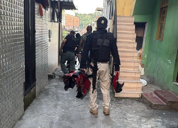 Equipes localizaram drogas e um imóvel utilizado como desmanche de motocicletas roubadas no bairro São Gonçalo do Retiro por Divulgação/ Ascom PCBA