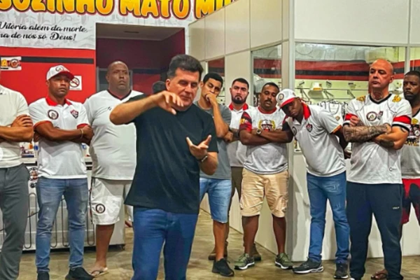 Fábio Mota em reunião de diretos do Vitória com organizada do clube