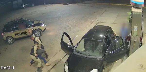 Homem é contido pelos policiais militares que estavam em ronda