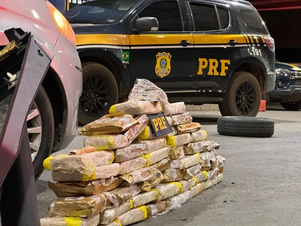 Homem é preso após ser flagrado em carro com mais de 50 kg de maconha na Bahia