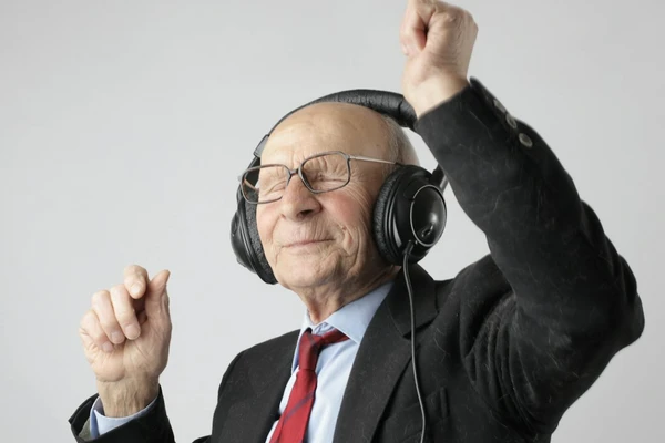 Hoemem idoso curtindo uma boa música 