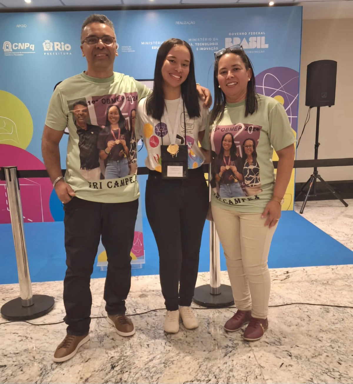 Ingrid com os pais na cerimônia de premiação da sua terceira medalha de ouro