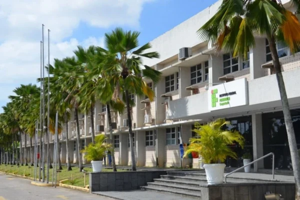 Instituto Federal abre 100 vagas para professores com salários de até R$ 13.216,85