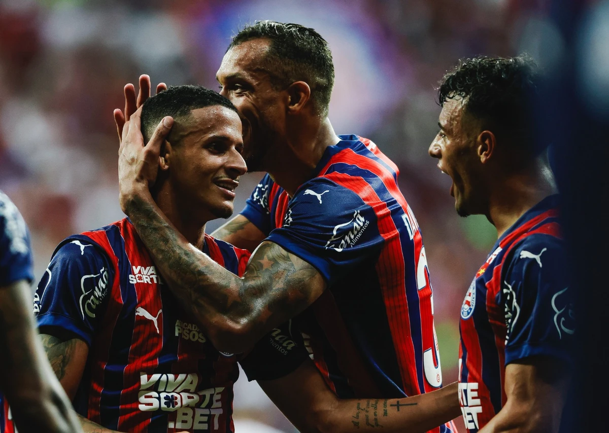 Jogadores abraçam Luciano Juba após gol do Bahia