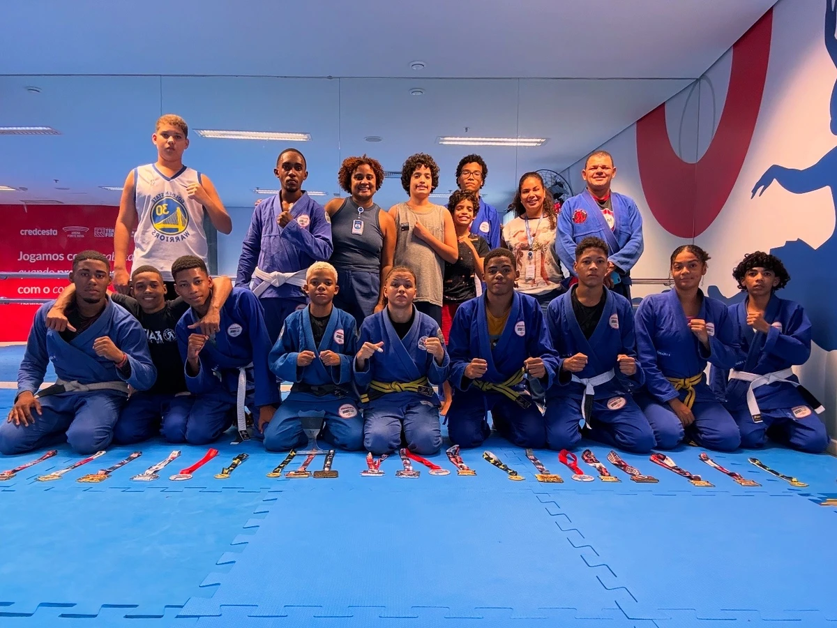 Marcão (em pé, primeiro à direita), com a turma de jiu-jitsu