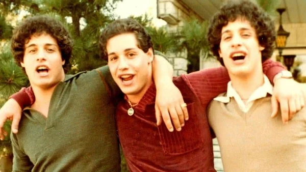 Os trigêmeos idênticos Robert, David e Eddy nasceram em 1961 em Nova York e foram separados ao nascer