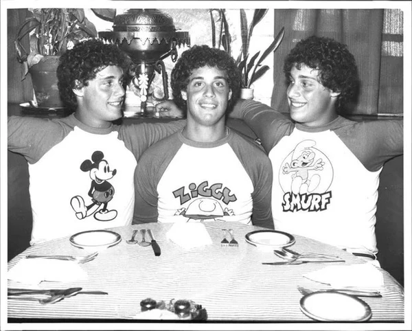 Quando os trigêmeos descobriram a verdade, a indignação foi grande. Infelizmente, o experimento deixou cicatrizes por Reprodução/Three Identical Strangers