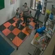 Imagem - Professora é filmada ao empurrar e puxar crianças pelo braço em creche