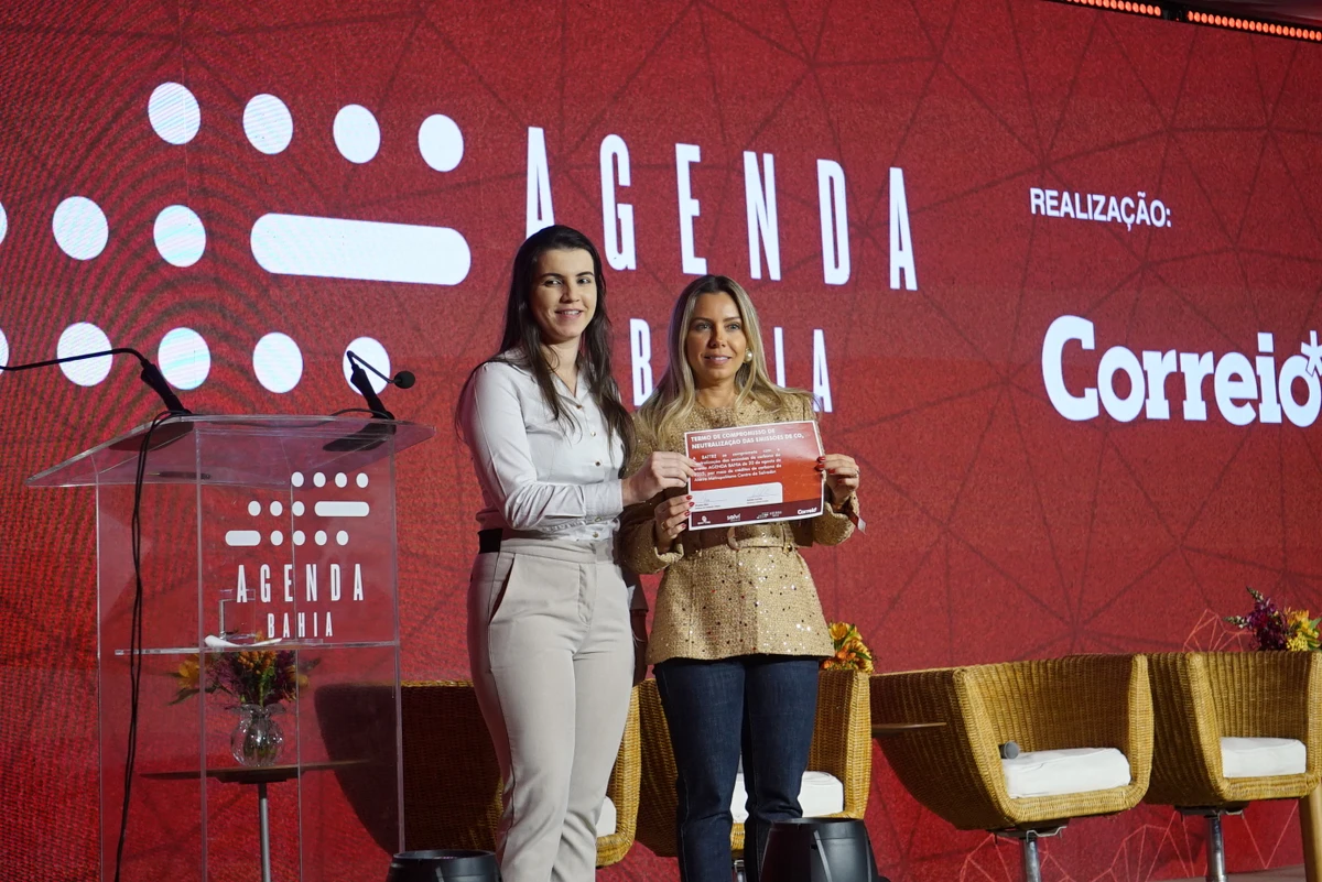 Vivyane Rios (Battre) entregou a Luciana Gomes (CORREIO) o certificado de neutralização das emissões de carbono do evento por Ana Lucia Albuquerque