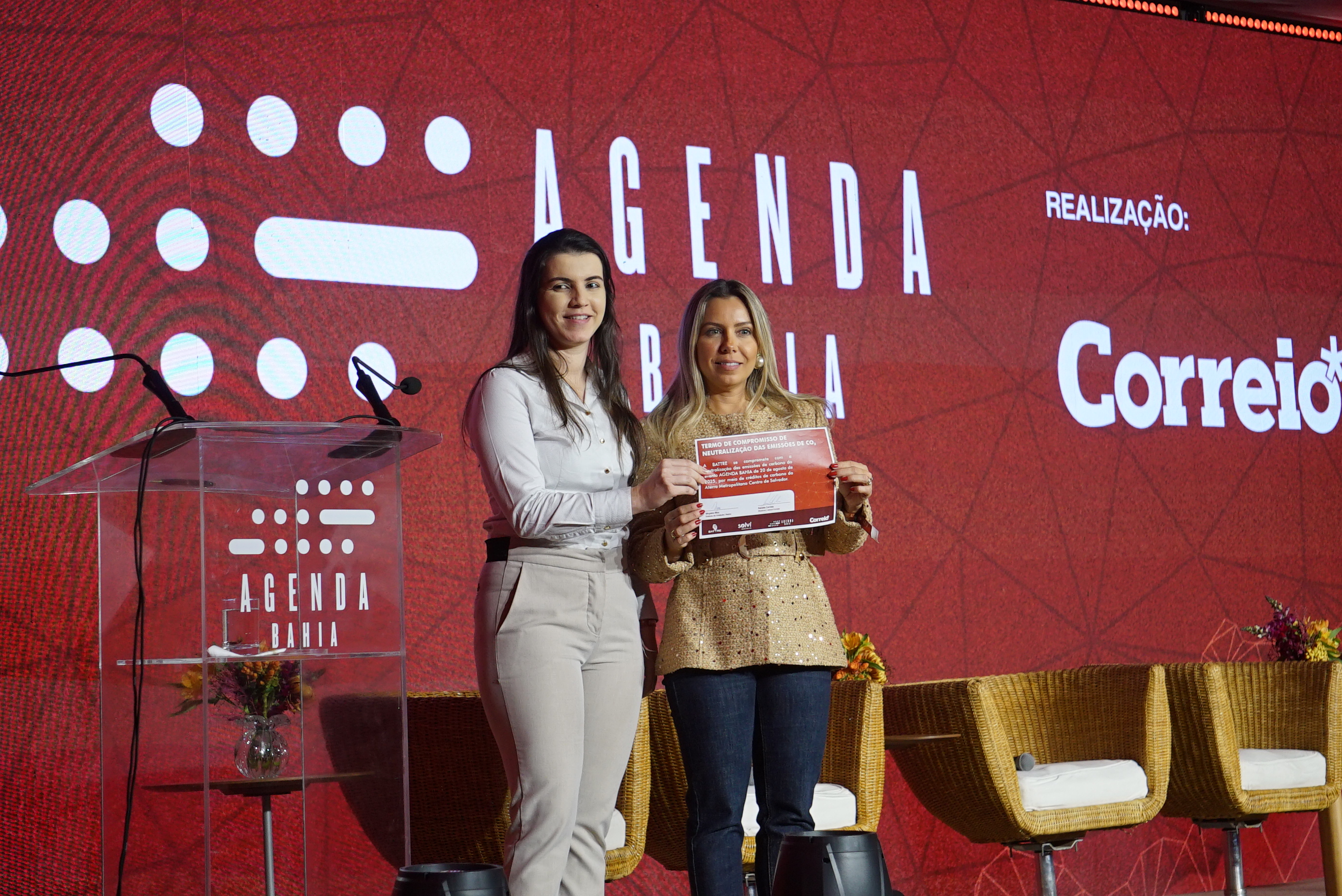 Vivyane Rios (Battre) entregou a Luciana Gomes (CORREIO) o certificado de neutralização das emissões de carbono do evento por Ana Lucia Albuquerque