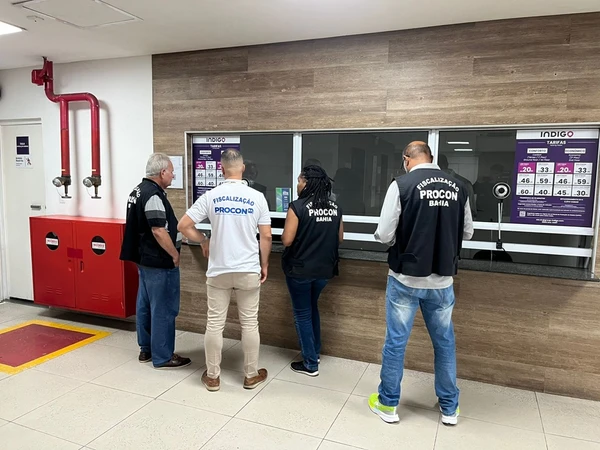 Agentes do Procon no estacionamento do Aeroporto Internacional de Salvador por Divulgação Ascom/SJDH