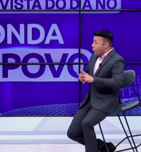 Apresentador caiu ao vivo por Reprodução | Redes Sociais